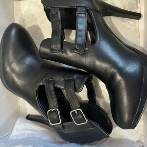 Black Leather Heeled Boots with Buckle Straps